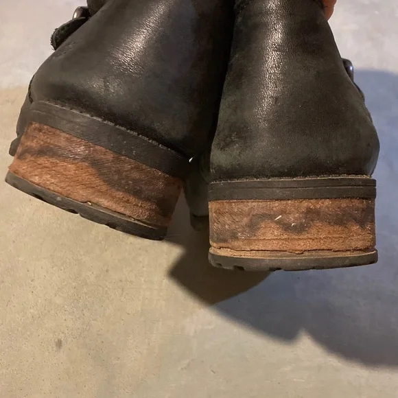 Ugg Chaney Leather Shearling Boot - Picture 4 of 8